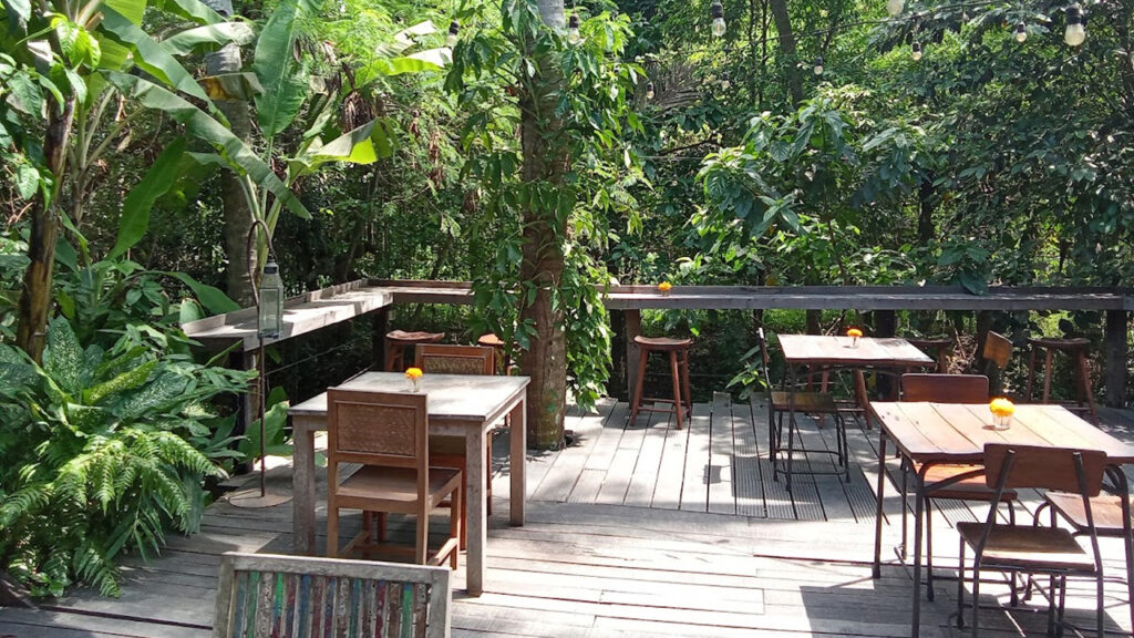 Lusi dan Pakan by The River